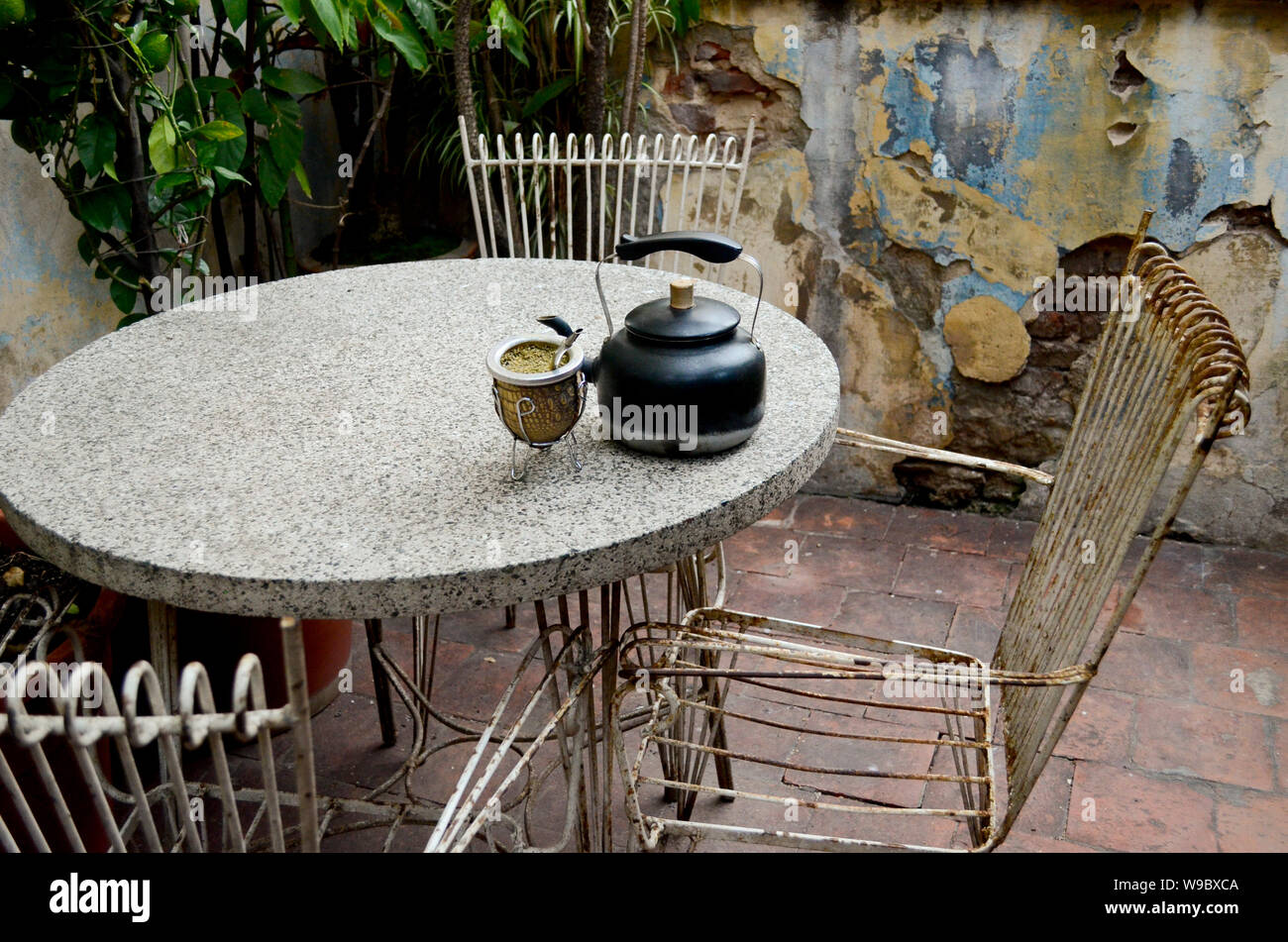 Objets anciens utilisés pour boire 'mate', coutume traditionnelle de certains pays d'Amérique du Sud Banque D'Images