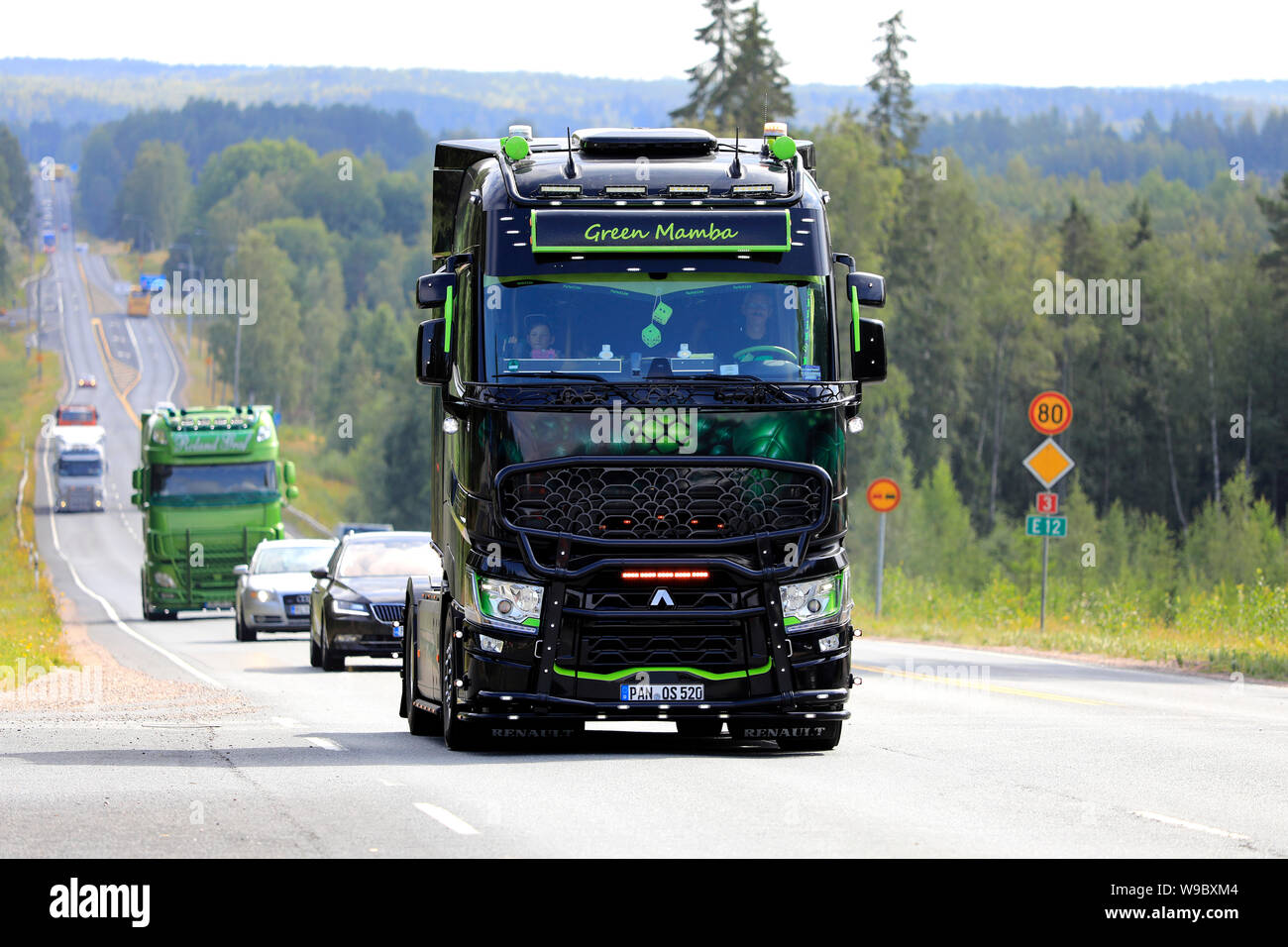 Kokemäki, Finlande. Le 8 août 2019. Renault Trucks personnalisé camion T Green Mamba 2 de l'Olaf Sattler en convoi de camions au pouvoir Truck Show. Banque D'Images