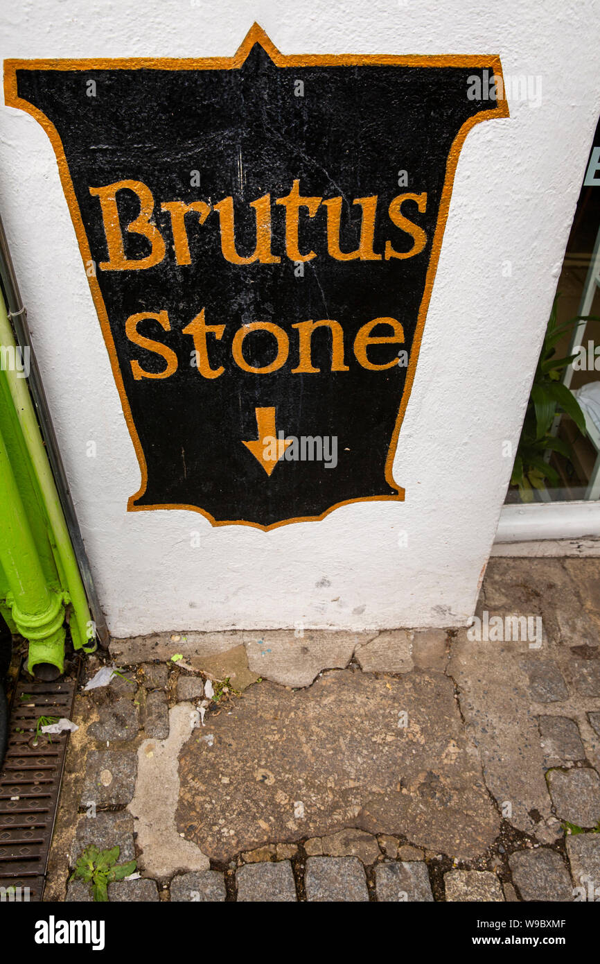 Royaume-uni, Angleterre, Devon, TOTNES, Fore Street, le Brutus Stone set dans la chaussée Banque D'Images