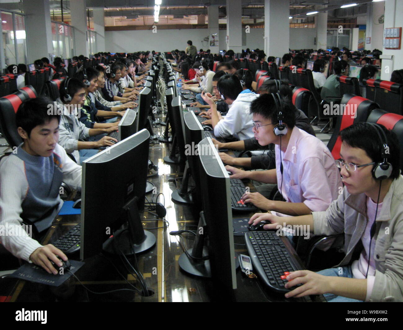 Les internautes chinois regarder des vidéos, films et jouer à des jeux en ligne dans un café Internet dans la ville de Wuhu, à l'est la province de l'Anhui, Chine, 21 septembre 2008. Banque D'Images