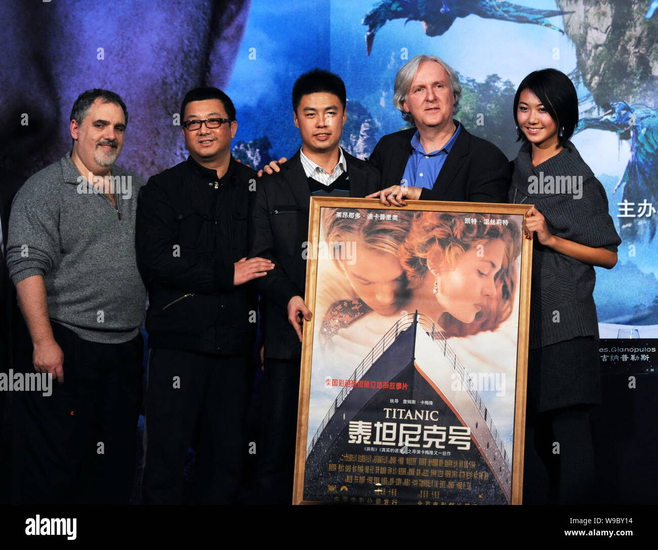 Producteur Jon Landau, à gauche, et Hollywood directeur James Cameron, deuxième à droite, posent avec bord chinois montrant l'affiche du film Titanic, d Banque D'Images