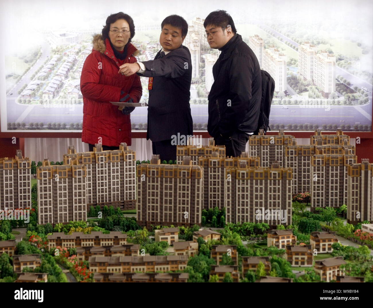 --FILE--un vendeur chinois, milieu, introduit un projet immobilier pour les acheteurs de maison à une chambre juste à Shanghai, Chine, 11 décembre 2008. Un total o Banque D'Images