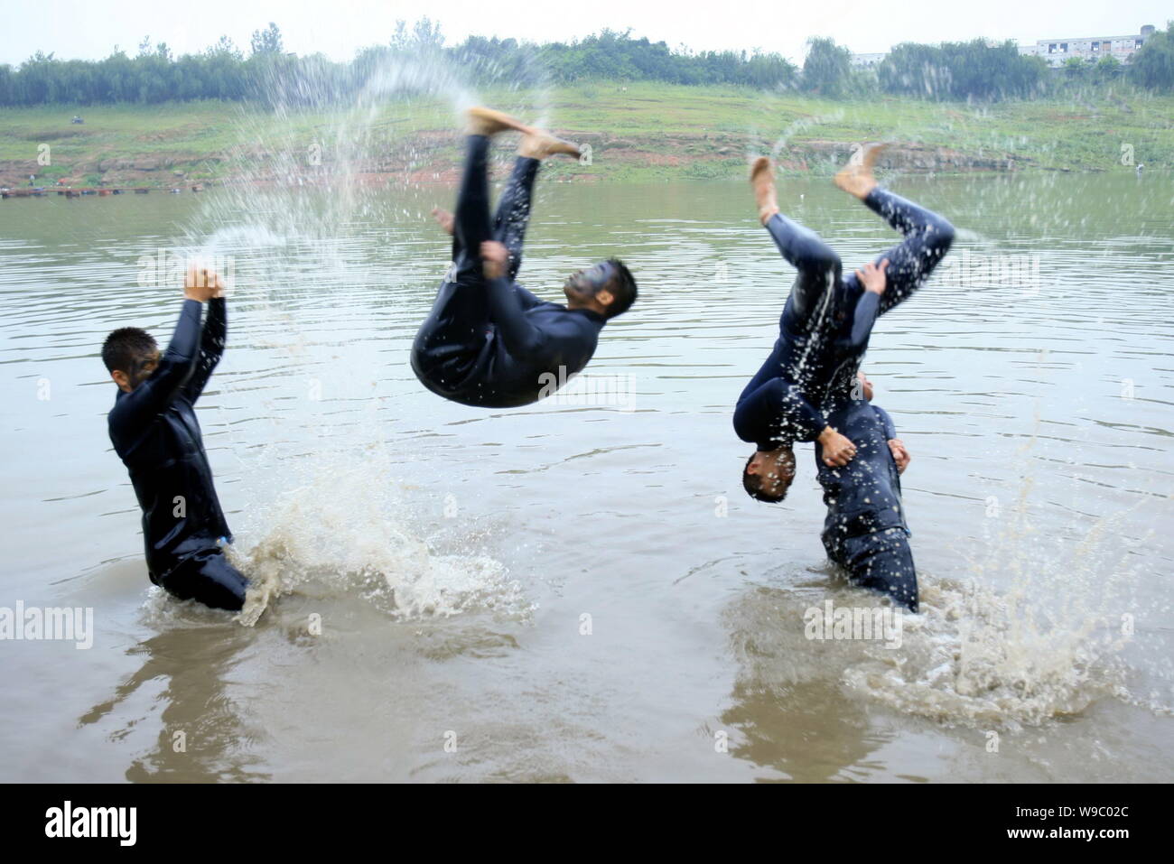 Chinois de l'Armée de Libération Populaire (PLA) Les soldats combattent au cours d'un exercice militaire dans le sud-ouest de la province du Sichuan, Chine, 22 août 2009. Banque D'Images