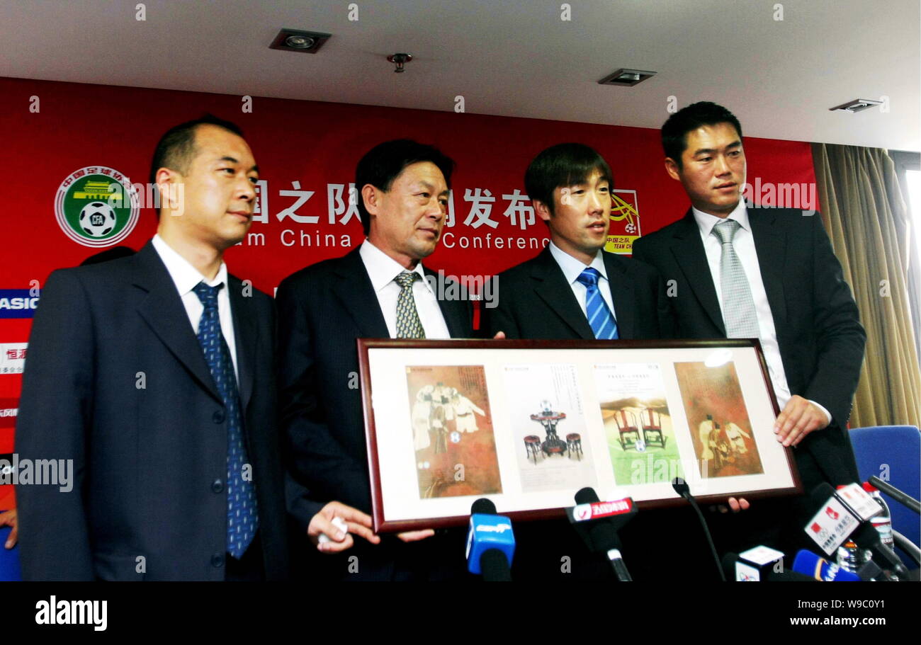 (De gauche) Zhang Ning, entraîneur-chef de l'équipe de soccer juvénile nationale chinoise, Liu Chunming, entraîneur-chef de l'équipe de football olympique chinois, Gao Hong Banque D'Images