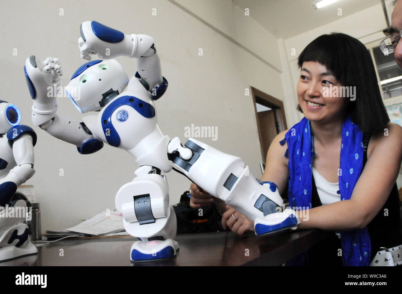 Le professeur Hong Bingrong, droite, Vice-président de la Fédération internationale de l'Association de soccer-Robot (FIRA) et président de la Direction générale de la Chine de l'investissement étranger, et un Banque D'Images