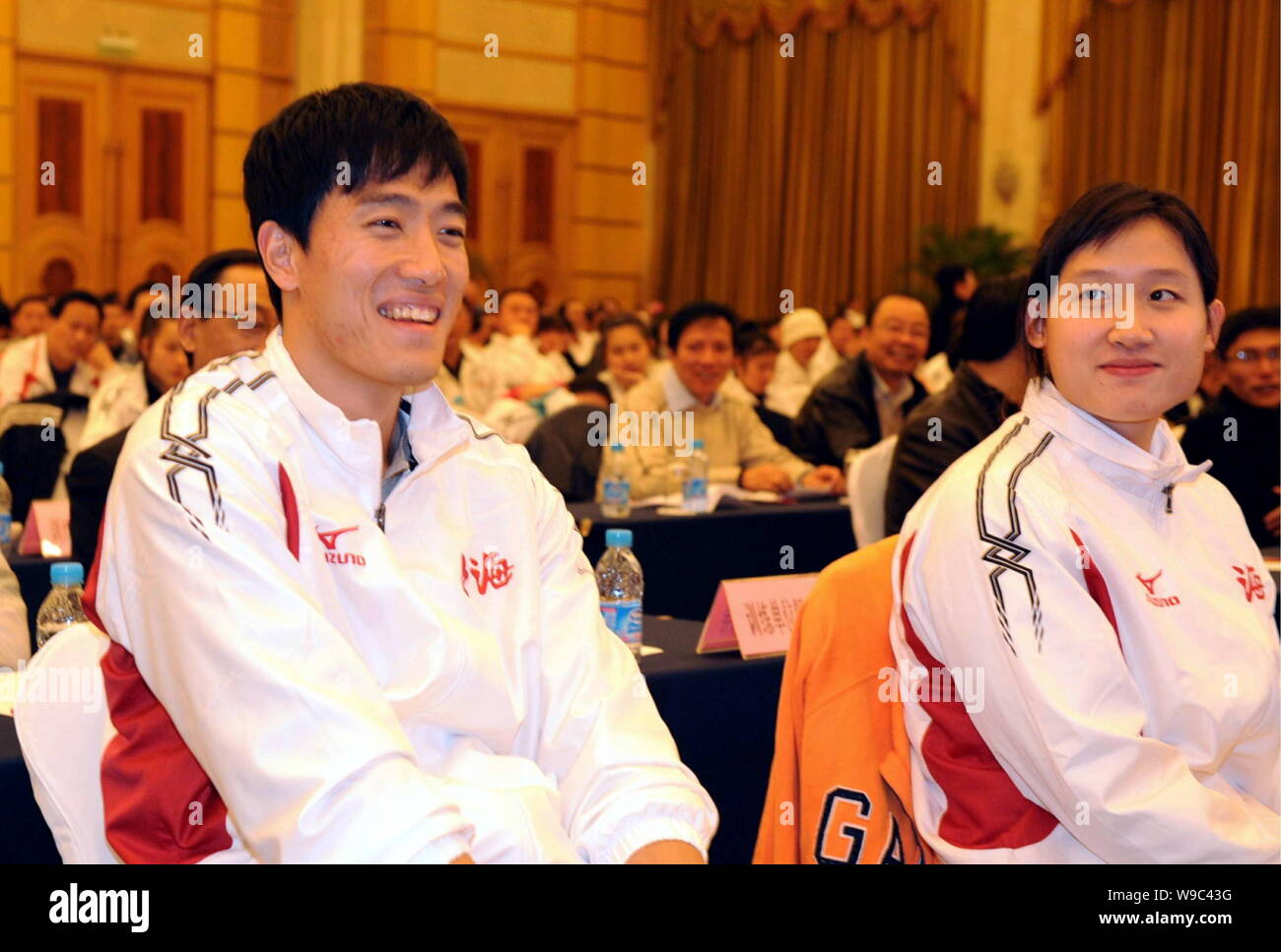 Ancien 110m haies Liu Xiang détenteur du record du monde, à gauche, et les femmes 200m papillon record du monde Zige Liu observés au cours d'une cérémonie de remise de prix Banque D'Images