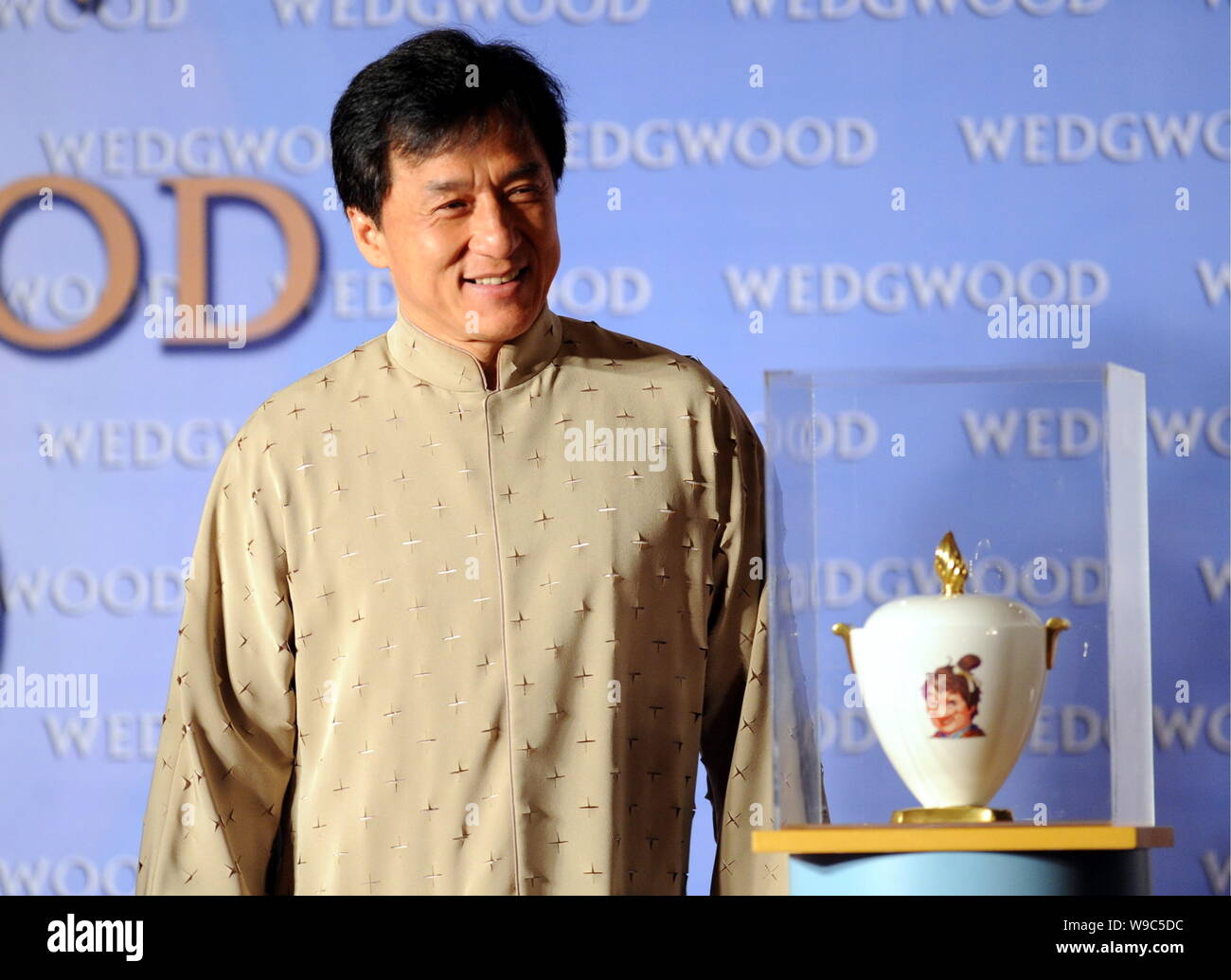 Superstar kungfu Hong Kong Jackie Chan pose à côté d'un ware porcelaine à la cérémonie de lancement pour Little Big Soldier, le jeu en ligne éponyme de Jacki Banque D'Images Superstar kungfu Hong Kong Jackie Chan pose à côté d'un ware porcelaine à la cérémonie de lancement pour Little Big Soldier, le jeu en ligne éponyme de Jacki Banque D'Images