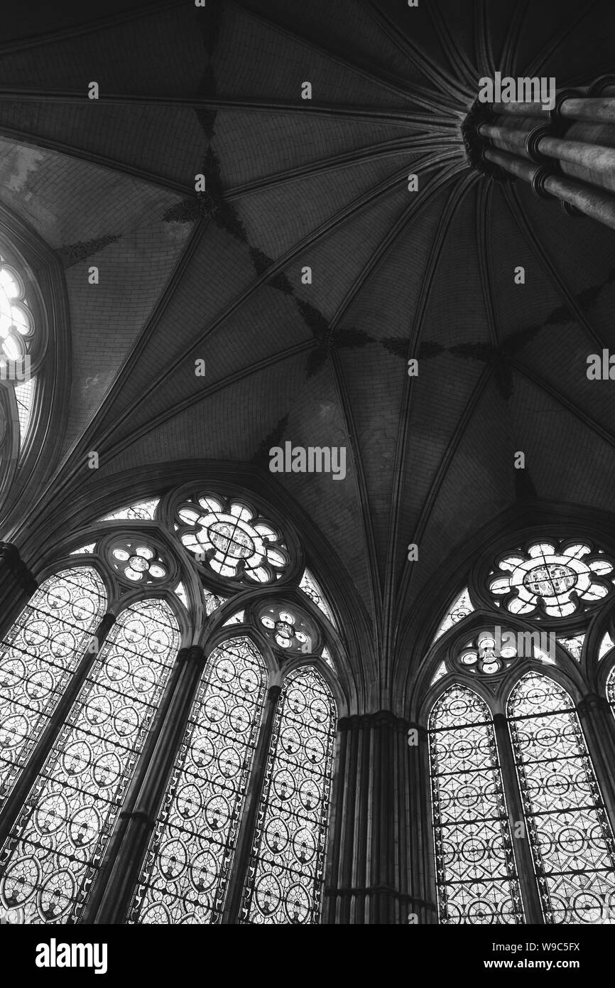 L'intérieur de la cathédrale de Salisbury, Angleterre, Royaume-Uni en noir et blanc et tourné dans une perspective à faible angle. Banque D'Images