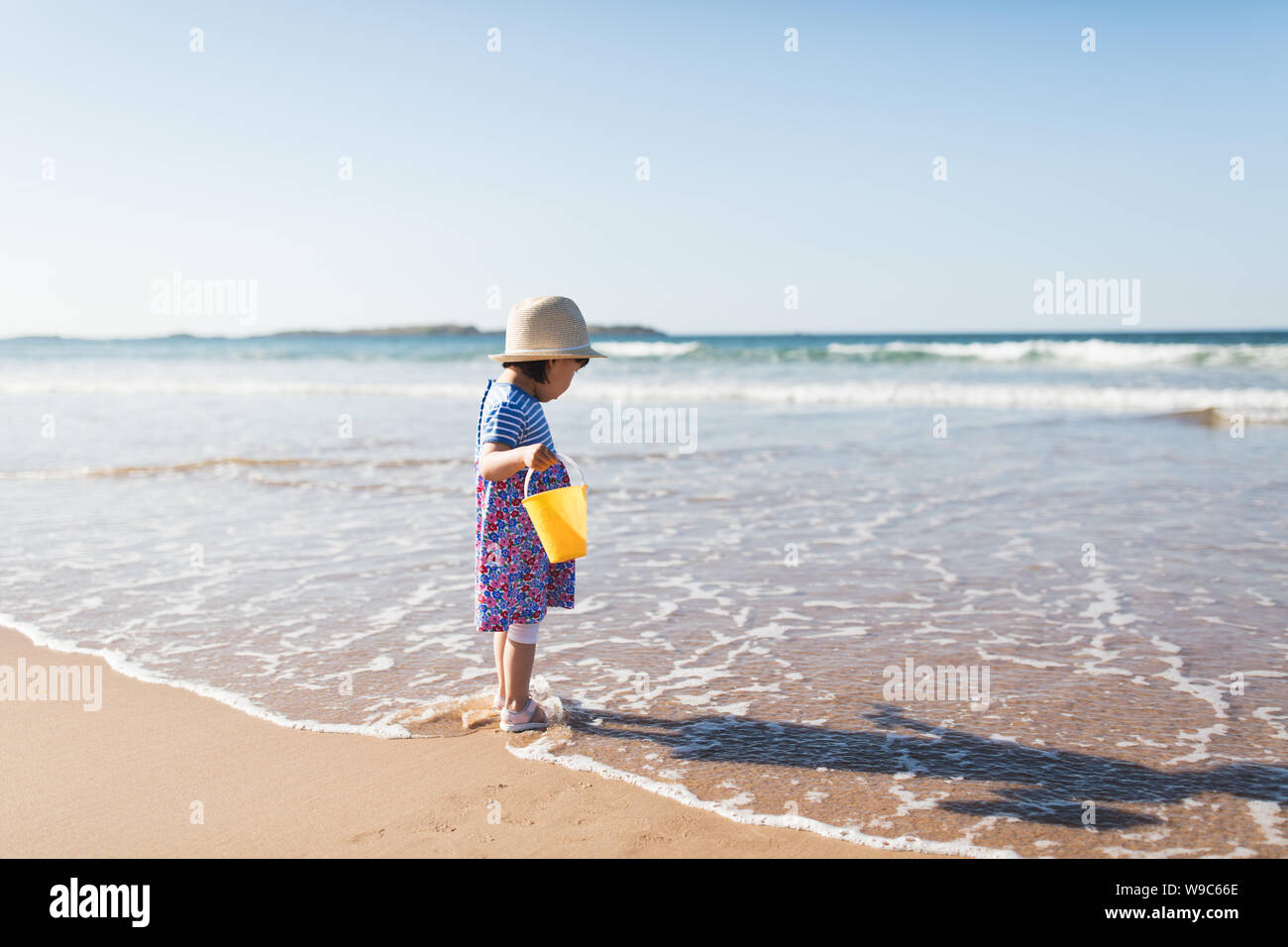 Bebe Fille Plaiying A Plage De Sable D Ete L Irlande Du Nord Photo Stock Alamy