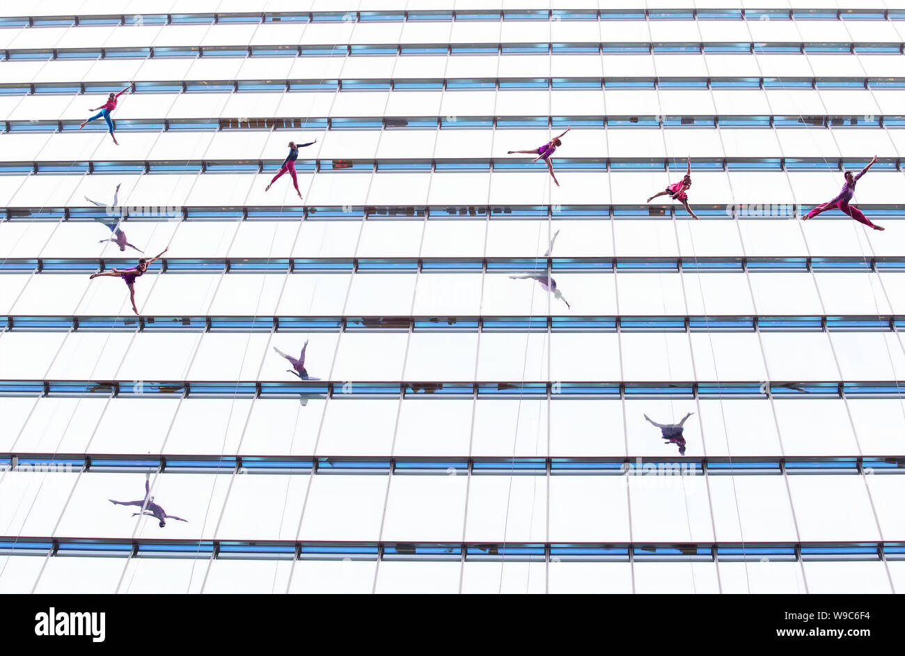 SYDNEY, AUSTRALIE - AOÛT 20,2017 : La compagnie de danse Danse Bandaloop verticale vers le bas du haut d'un gratte-ciel de 290ft Martin Place. Banque D'Images