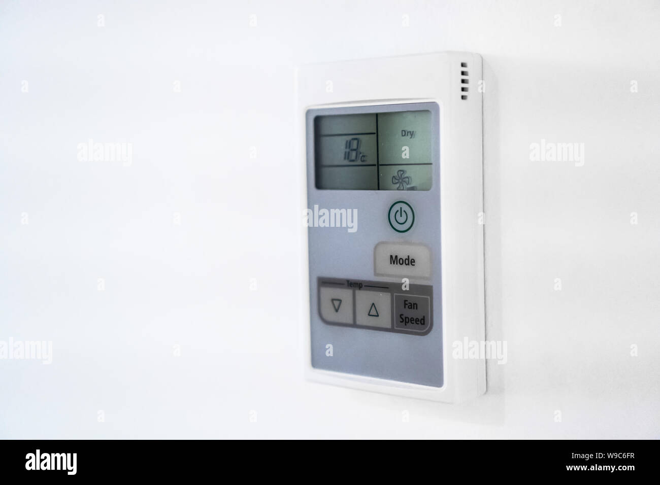 Panneau de commande de climatisation sur le mur. Vue rapprochée. Banque D'Images