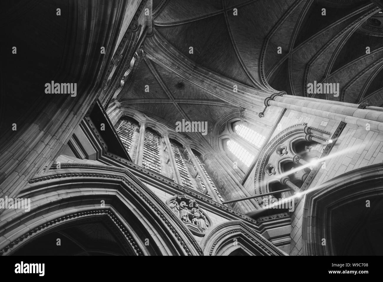 L'intérieur de la cathédrale de Truro en Angleterre, au Royaume-Uni, en noir et blanc. Banque D'Images