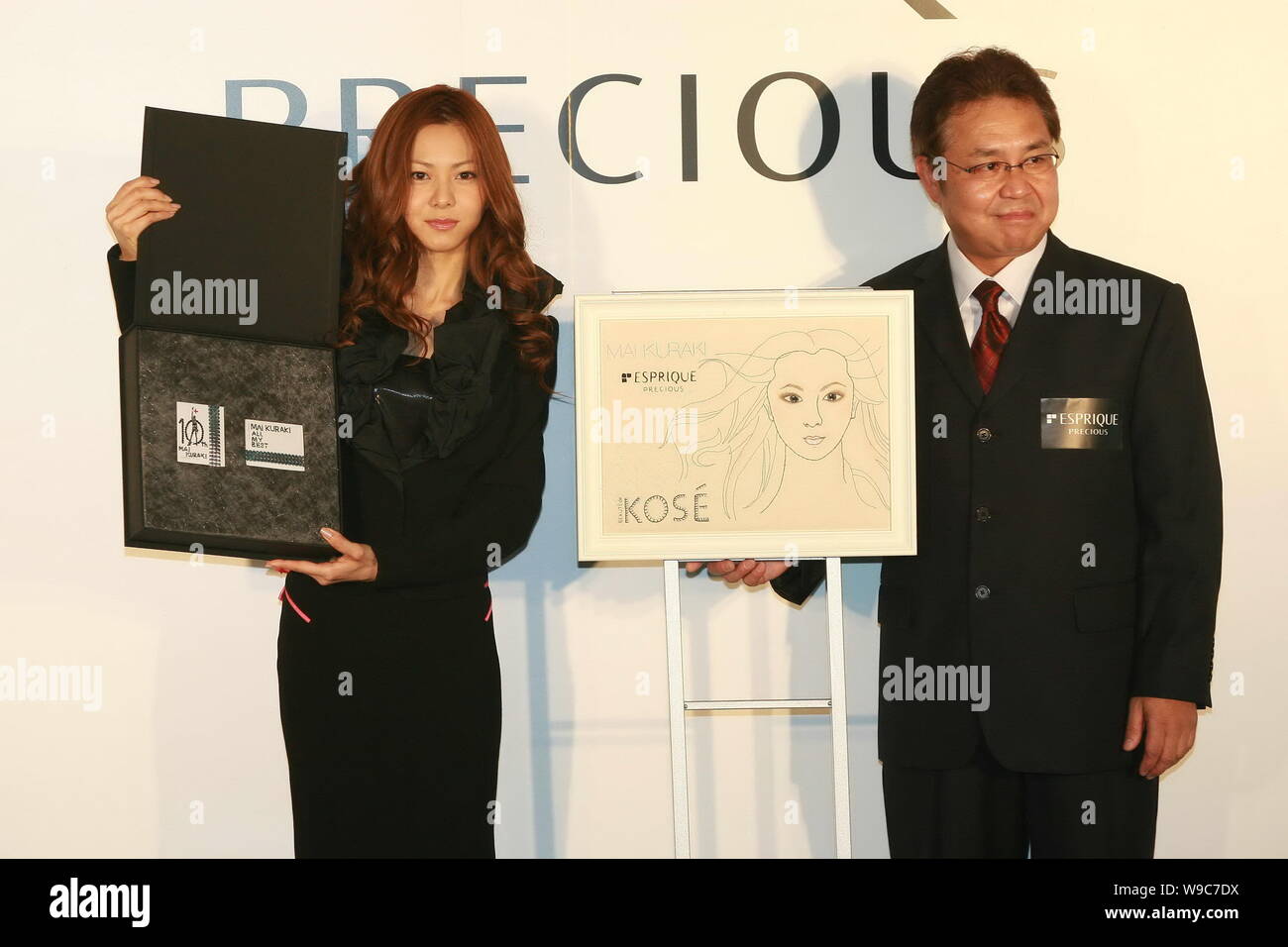 Chanteuse japonaise Mai Kuraki est vu lors d'une campagne visant à promouvoir les produits de l'entreprise de cosmétiques japonaise KOSE à Hong Kong, Chine, 19 novembre 2009. Banque D'Images