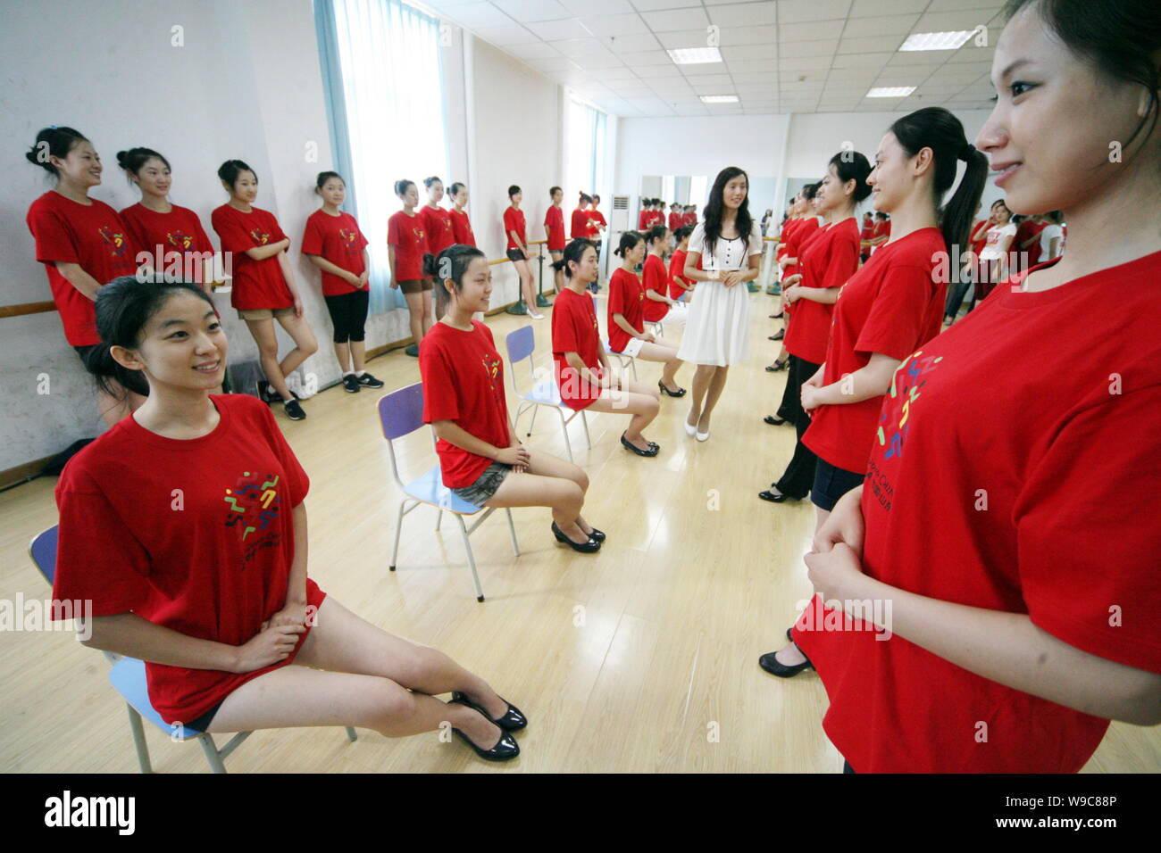 Rituel chinois pour pratiquer les postures debout et assis au cours d'une session de formation de l'étiquette pour le 11e Jeux nationaux de Chine à Shanghai, e Banque D'Images