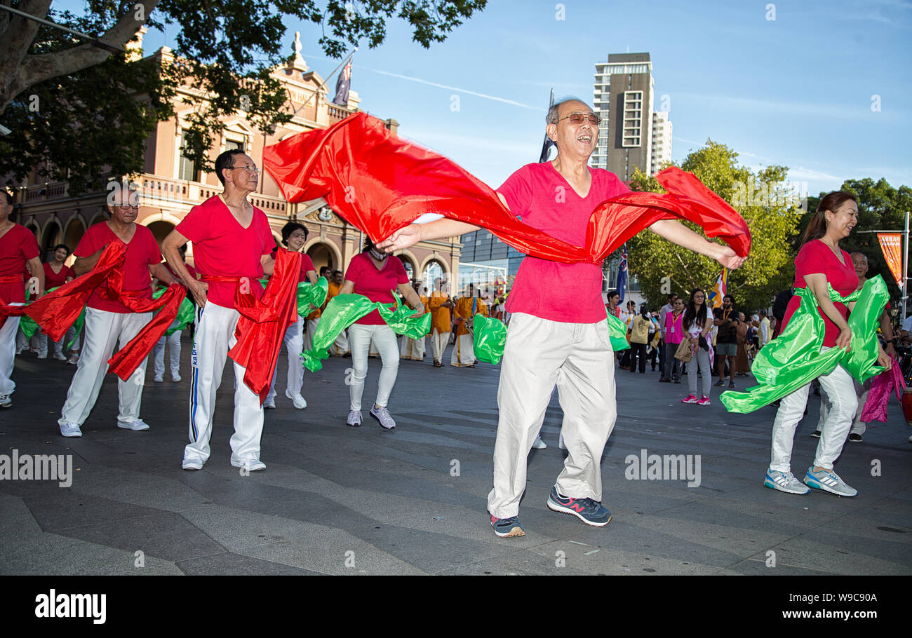 SYDNEY, AUSTRALIE - MARS 10,2017 : danseurs répètent pour la parade d'ouverture pour Parramasala - une grande fête célébrant le multiculturalisme. Il y Banque D'Images