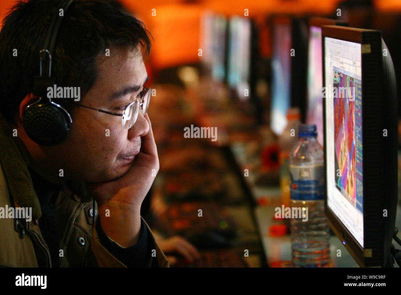 Un utilisateur de l'Internet chinois joue en ligne jeu à un café Internet dans la ville de Fuyang, Chine de l'est la province de l'Anhui, 13 janvier 2009. China Internet Network dans Banque D'Images