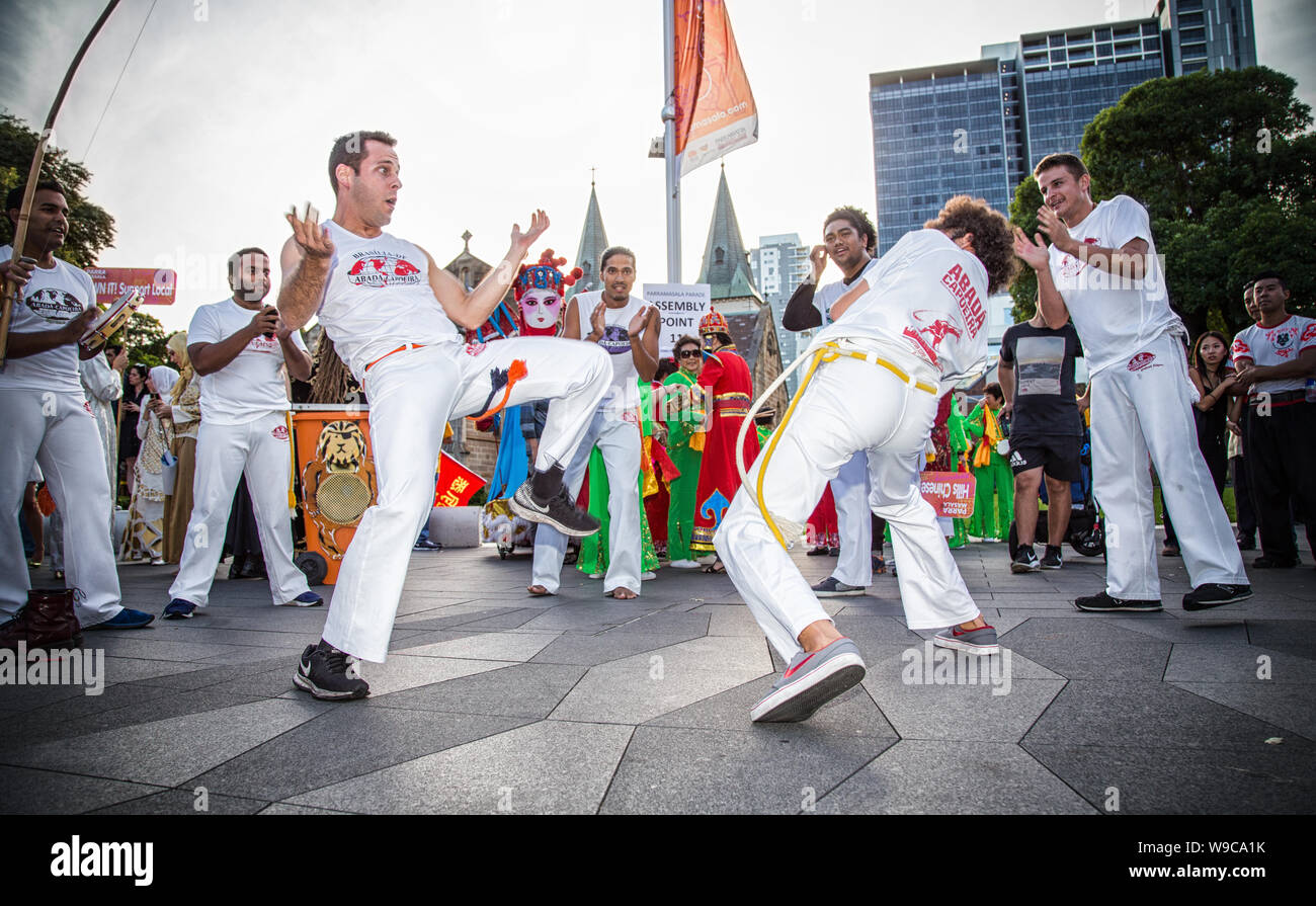 SYDNEY, AUSTRALIE - MARS 10,2017 : Men démontrant l'art martial La Capoeira lors d'Parramasala - une grande fête célébrant le multiculturalisme. Banque D'Images