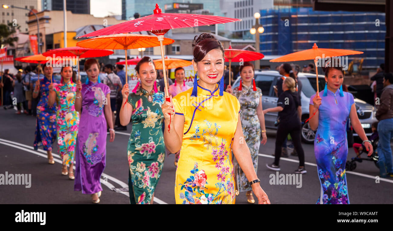 SYDNEY, AUSTRALIE - MARS 10,2017 : dames asiatiques participant à la parade d'ouverture pour Parramasala - une grande fête célébrant le multiculturalisme. Banque D'Images