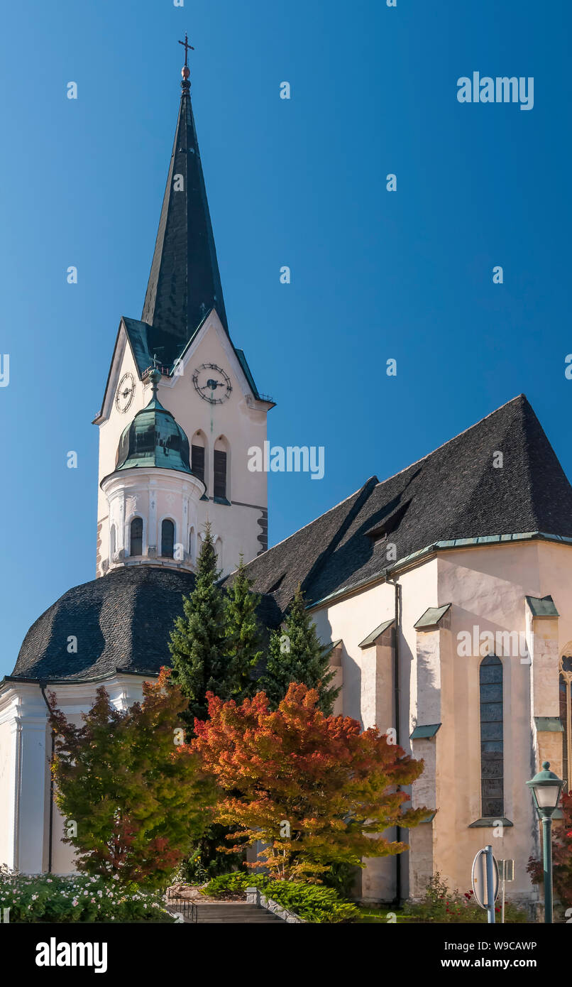 La belle église paroissiale de Saint-georges à Slovenske Konjice, Slovénie, lors d'une journée ensoleillée et ciel bleu Banque D'Images