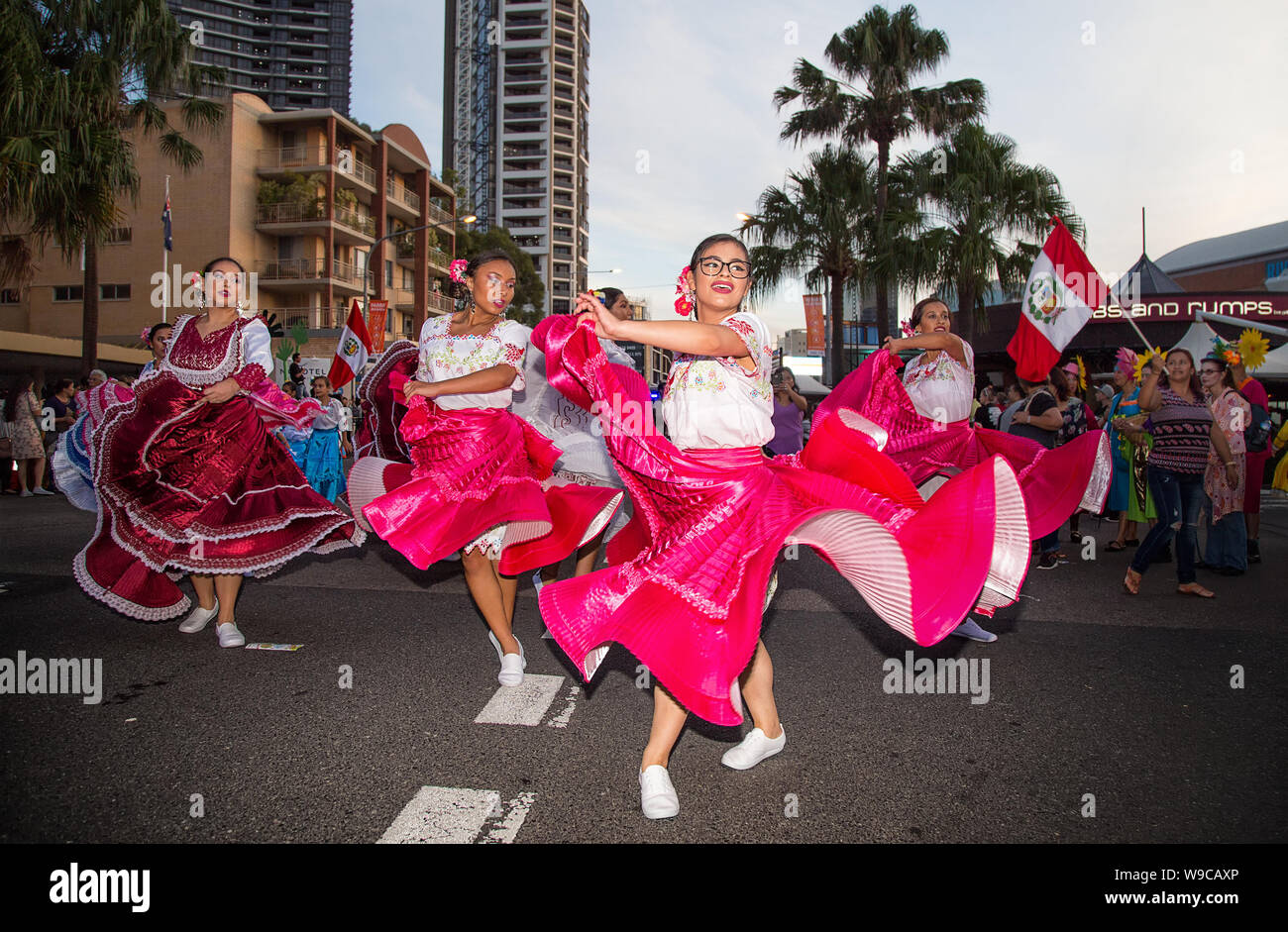 SYDNEY, AUSTRALIE - MARS 10,2017 : mesdames péruvienne d'effectuer dans la parade d'ouverture pour Parramasala - une grande fête célébrant le multiculturalisme. Banque D'Images