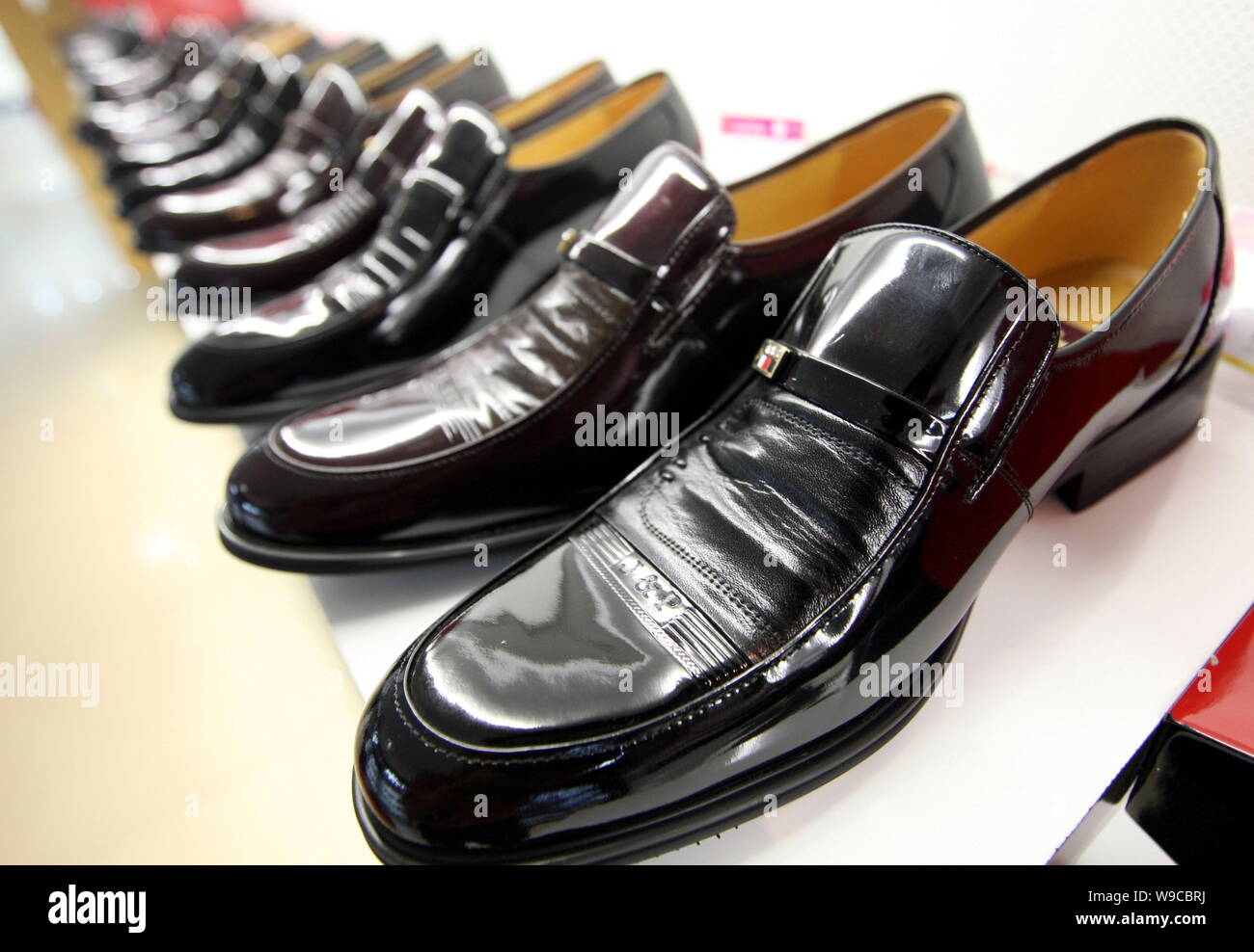 Des chaussures en cuir fabriqués en Chine sont vus en vente dans un magasin dans la ville de Huaibei, à l'est la province de l'Anhui, Chine 9 octobre 2009. La Commission européenne (CE) est Banque D'Images