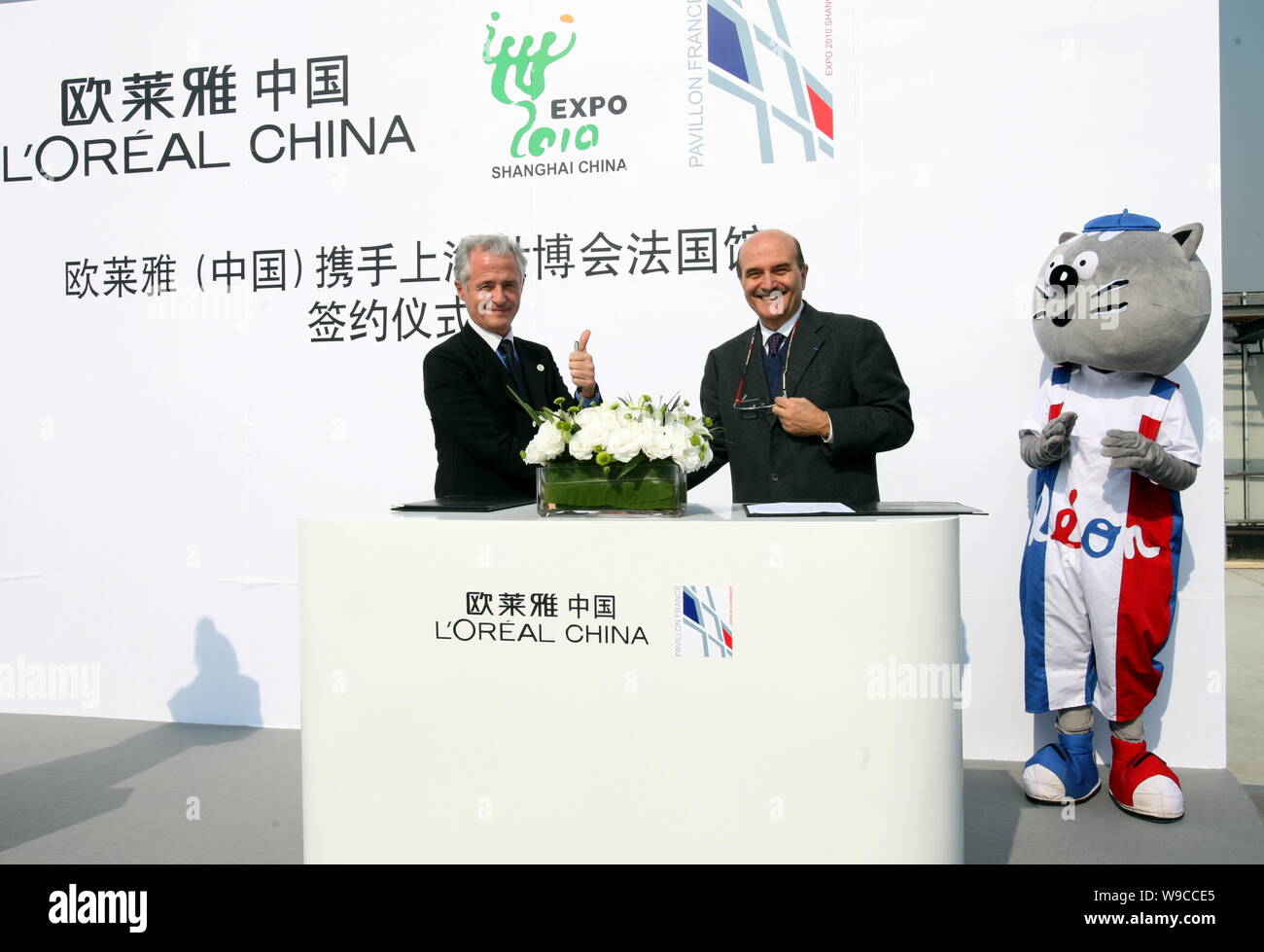 Jose Freches, gauche, Commissaire général de la France pour l'Expo 2010, et Paolo Gasparrini, président et directeur général de LOreal la Chine, poser à un sig Banque D'Images