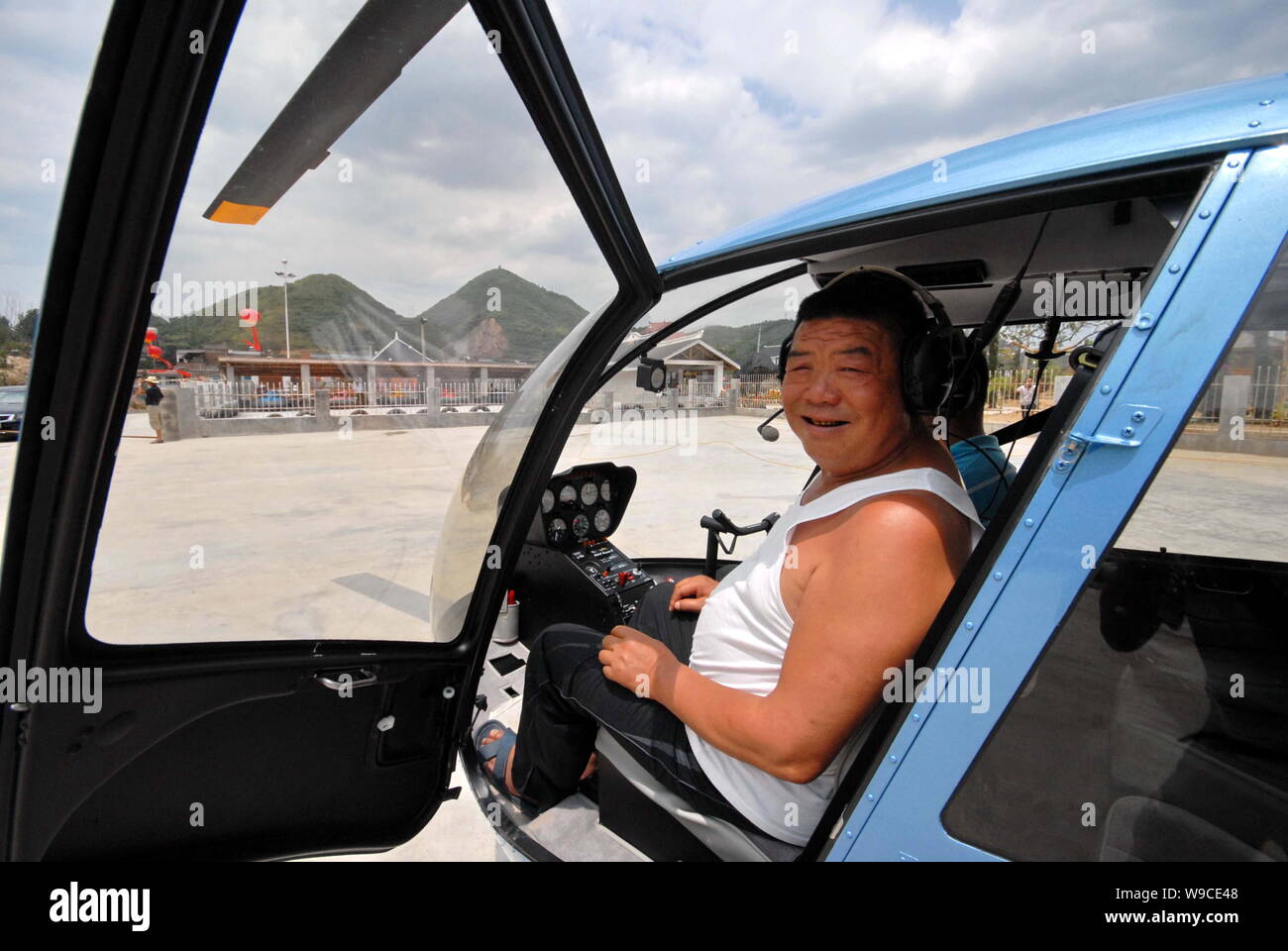 Entrepreneur paysan chinois Chen Minggang est vu dans son nouveau acheté Robinson R44 RAVEN II) dans le village de chaulage, Chengguan town, Jingsha Banque D'Images