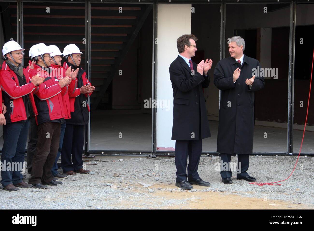 Le premier ministre canadien Stephen Harper, droite, et Mark Rowswell, deuxième à gauche, un artiste canadien connu sous le nom de Dashan en Chine et les Canadas David Wells Banque D'Images