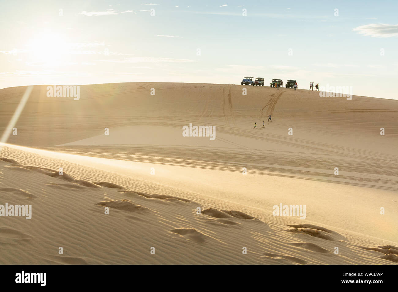 Mui Ne, Vietnam - Juin 2019 : people riding hors route voitures dans Bau Trang dunes de sable blanc. Banque D'Images