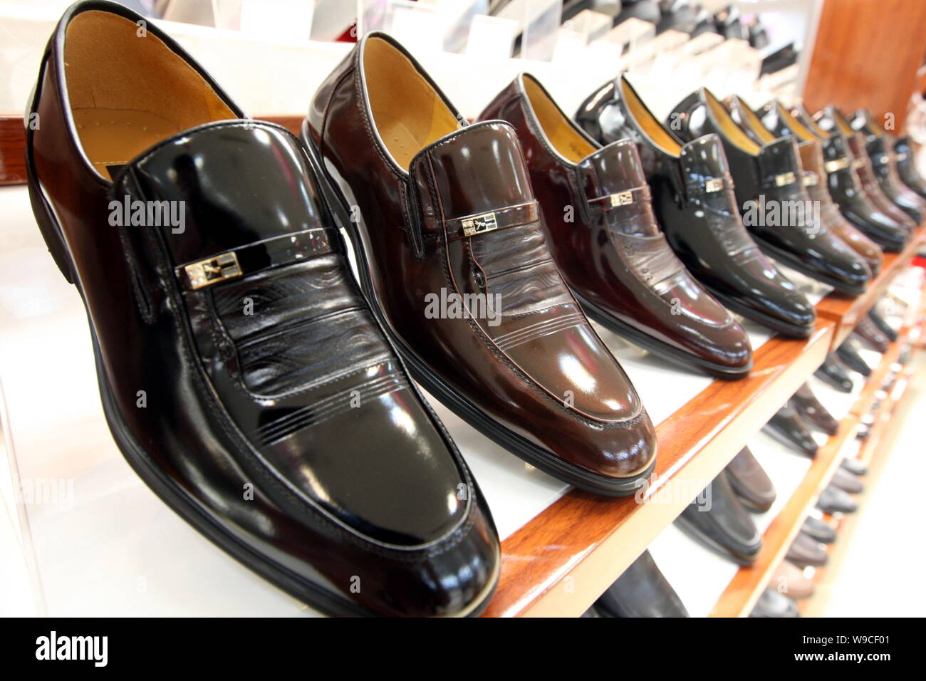 Des chaussures en cuir fabriqués en Chine sont vus en vente dans un magasin dans la ville de Huaibei, à l'est la province de l'Anhui, Chine 9 octobre 2009. La Commission européenne (CE) est Banque D'Images