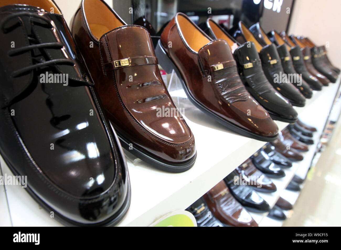 Des chaussures en cuir fabriqués en Chine sont vus en vente dans un magasin dans la ville de Huaibei, à l'est la province de l'Anhui, Chine 9 octobre 2009. La Commission européenne (CE) est Banque D'Images