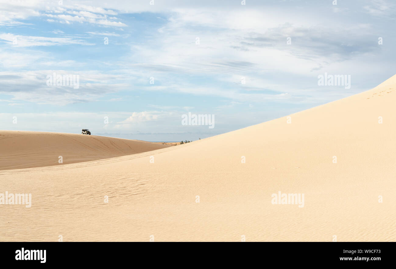 Mui Ne, Vietnam - Juin 2019 : voiture hors route équitation dans Bau Trang dunes de sable blanc. Banque D'Images