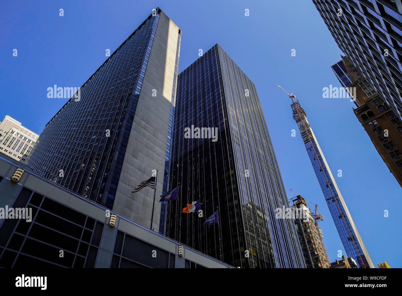 Voir l'édifice de l'hôtel Hilton de l'Avenue des Amériques par sur Manhattan, New York City, USA. Banque D'Images