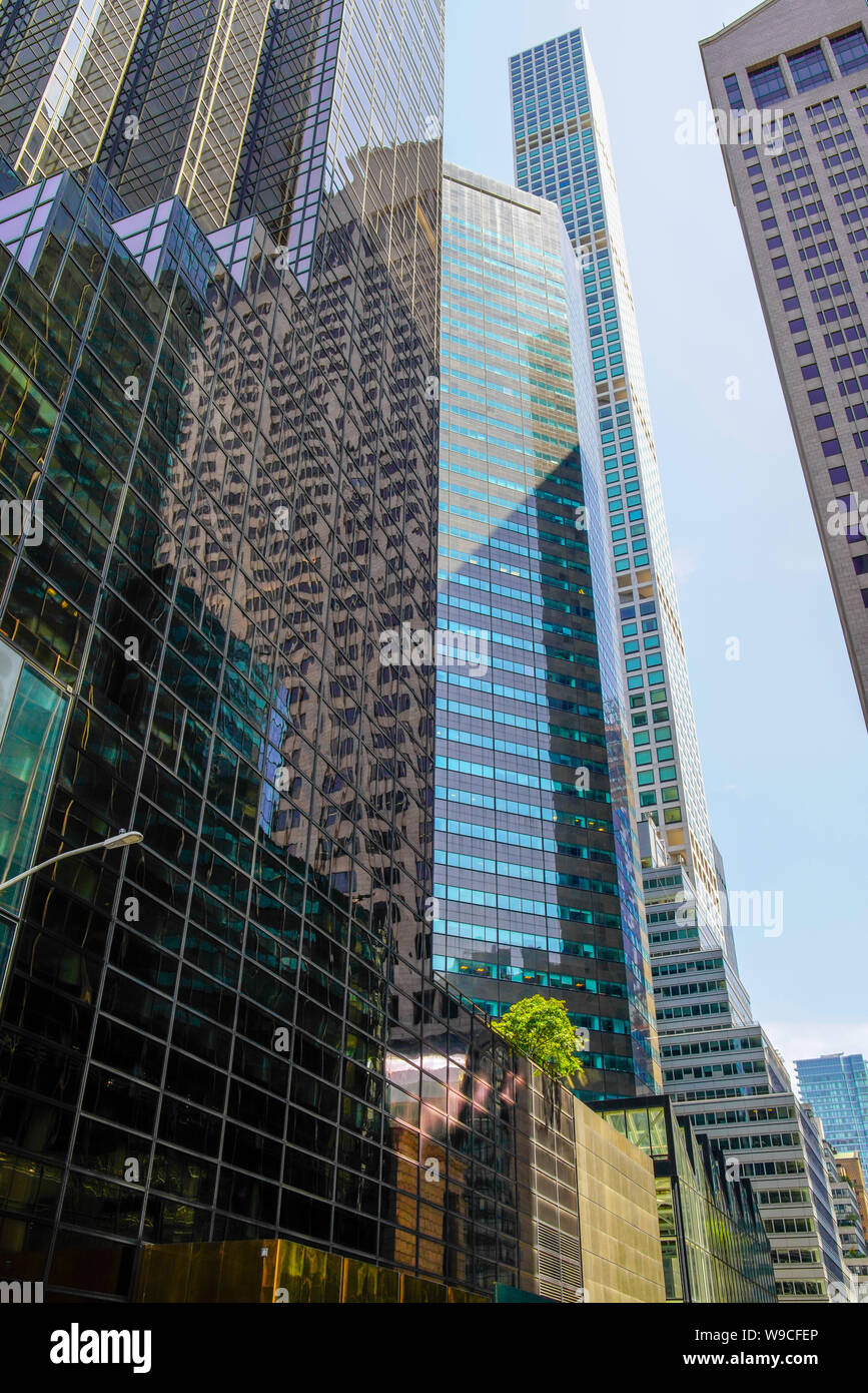 Vue sur la rue de Park Avenue condominiums de l'intersection entre E 56th St et 5ème avenue, Manhattan, New York City, USA. Banque D'Images