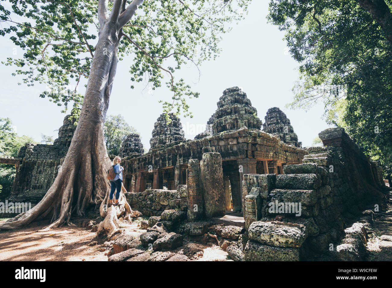 Young blonde woman découvrir les ruines du temple d'Angkor Wat à Siem Reap, Cambodge. Banque D'Images