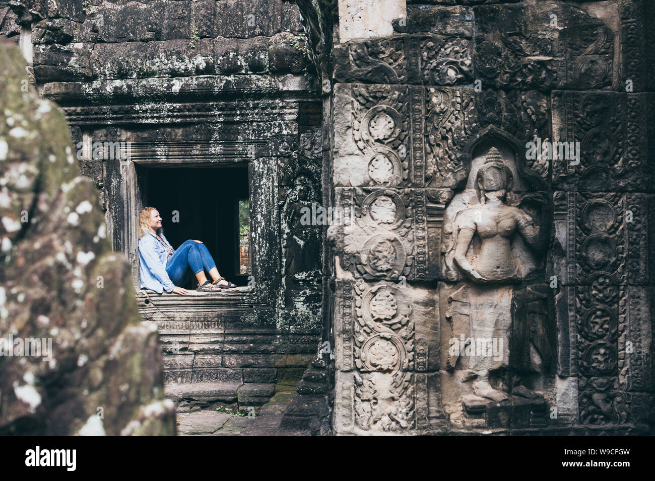 Young blonde woman découvrir les ruines du temple d'Angkor Wat à Siem Reap, Cambodge. Banque D'Images