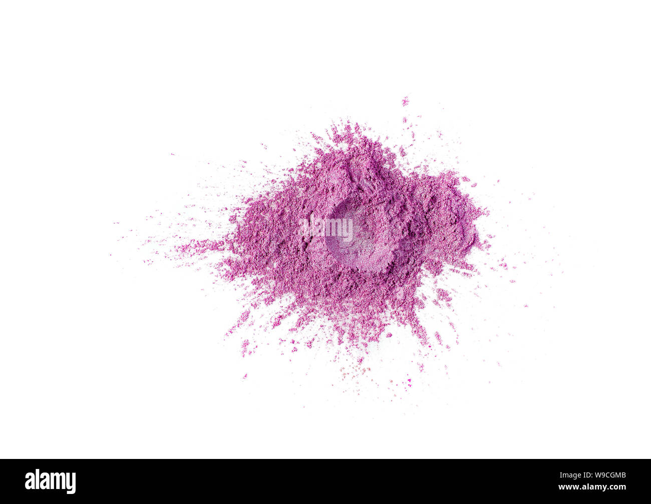 Pigment de couleur vive. Poudre cosmétique lâche. Ombre à paupières rose pastel pigment isolé sur un fond blanc, close-up. Banque D'Images