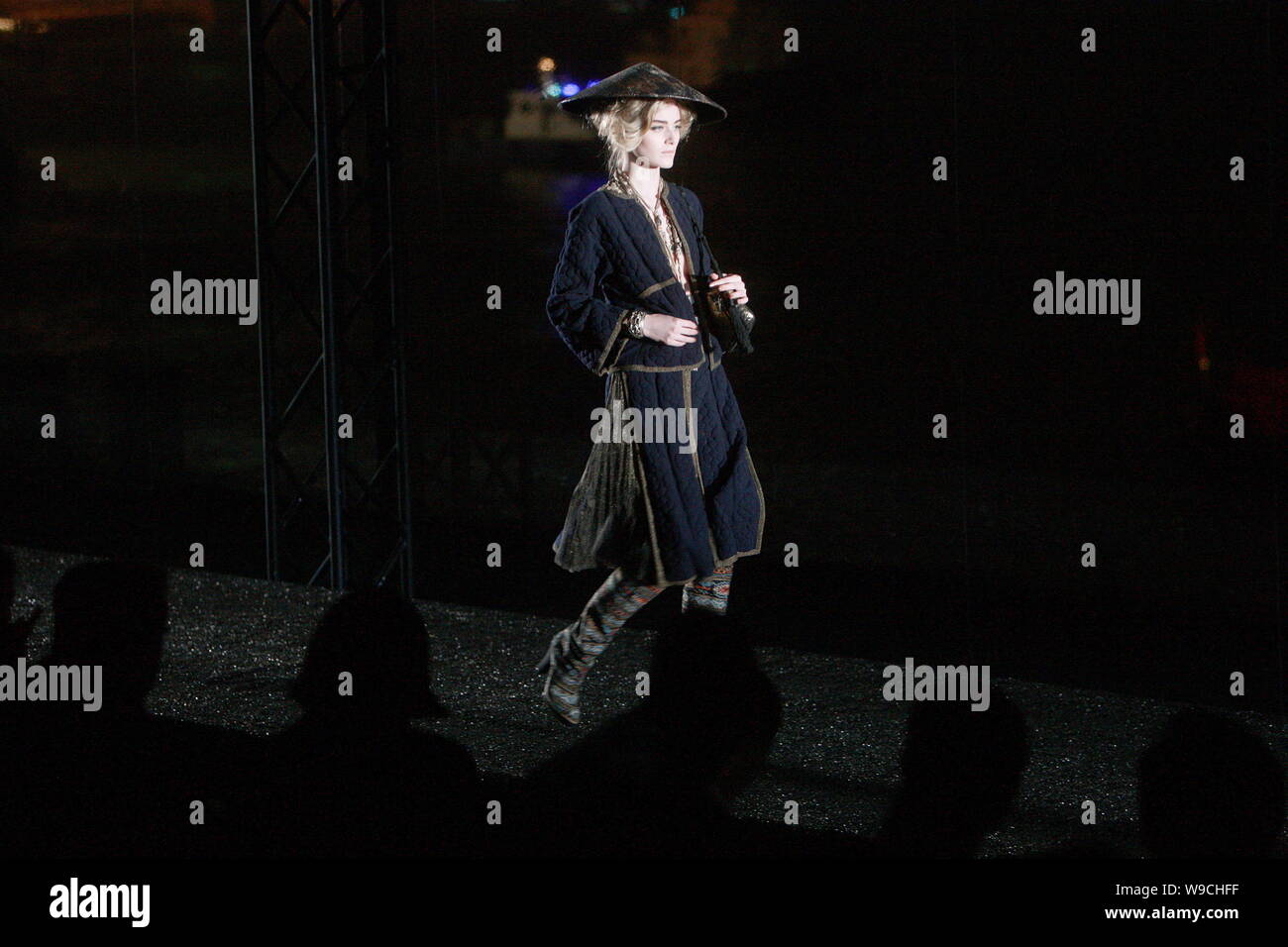 Un modèle des défilés pour afficher la nouvelle collection par le créateur de mode Karl Lagerfeld Chanel durant la Paris Shanghai fashion show au parc Huangpu sur Banque D'Images