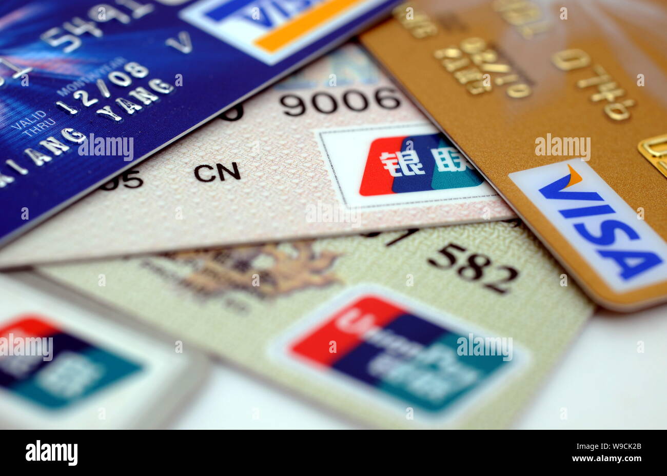 --FILE--Afficher des cartes de crédit avec les logos de China UnionPay et VISA à Xiamen, ville du sud-est de la province de Fujian, Chine, 15 février 2009. Cr non rémunéré Banque D'Images