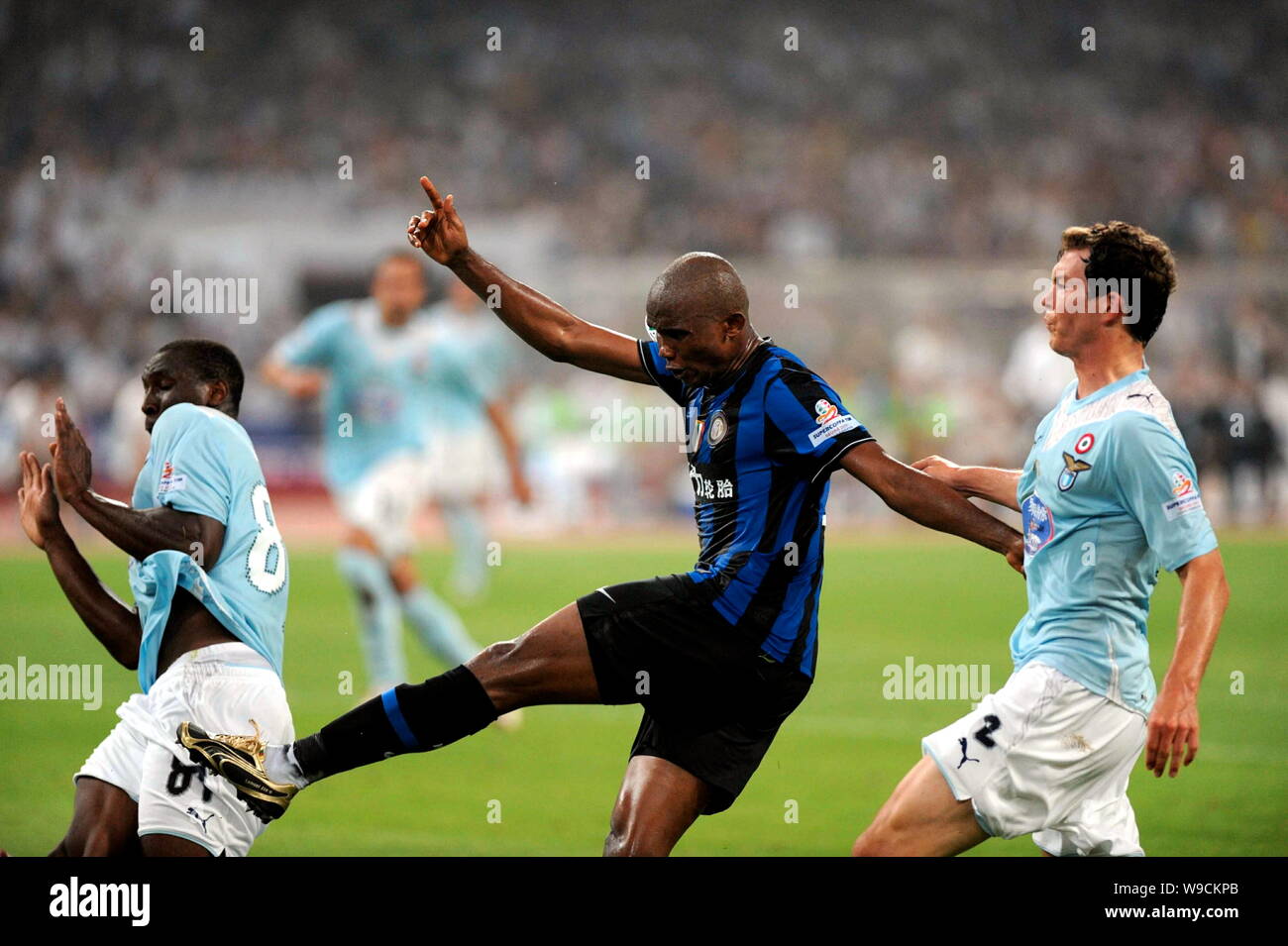 Samuel Etoo Fils de l'Inter Milan FC, centre, au milieu des pousses Mobido Diakité, gauche, et Stephan Lichtsteiner, droite, du Latium FC en finale de l'italien Banque D'Images