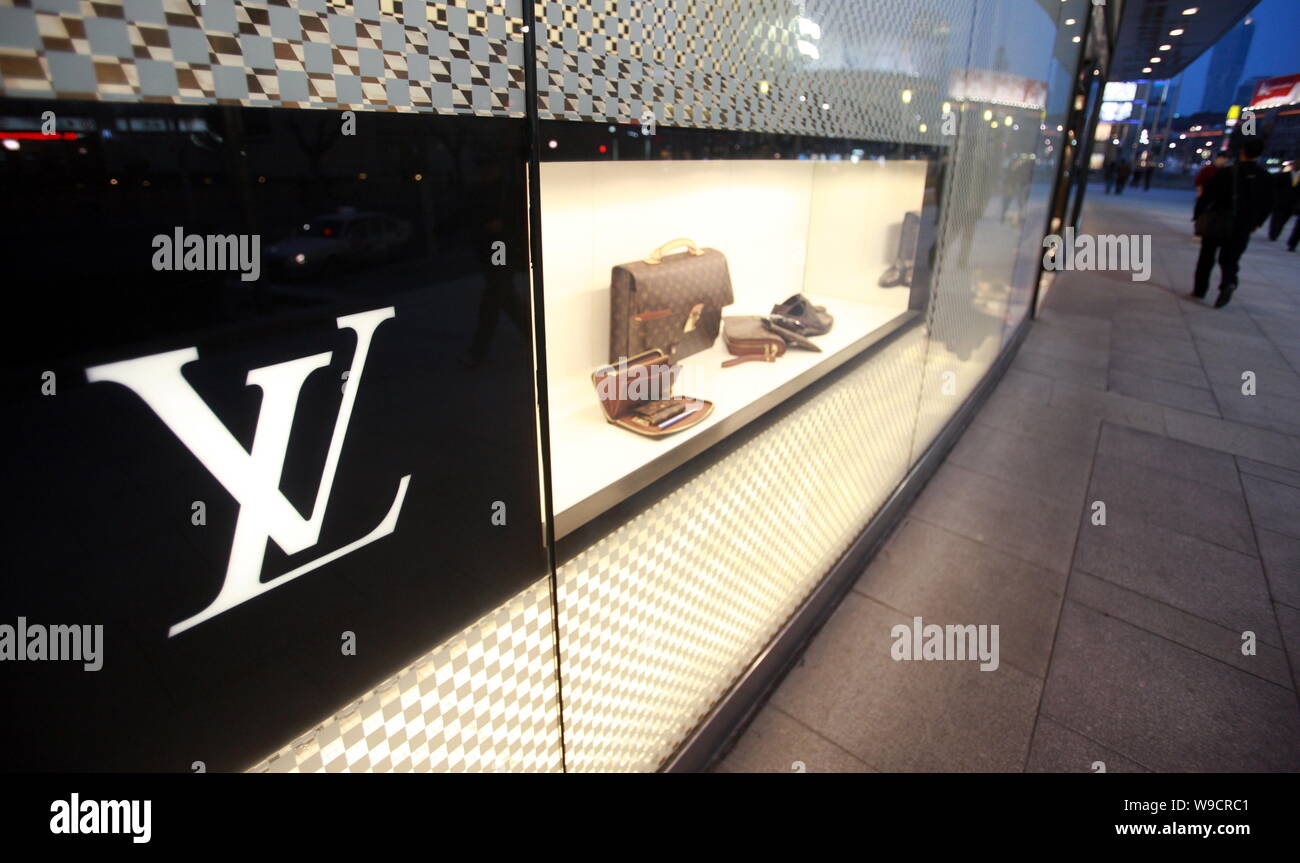 --FILE, des gens passent devant un Louis Vuitton (LV) boutique à Shanghai, Chine, 17 mars 2009. Les marques de luxe européennes risquent leur cachet et aliena Banque D'Images