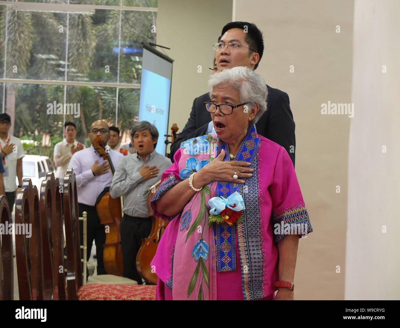 Secrétaire de l'éducation, Leonor Briones et membre du Cabinet, Karlo Nograles chanter l'hymne national des Philippines au cours de la 132e anniversaire.Maire de Manille, Francisco Moreno" Domagoso "Isko, ornait le 132e anniversaire et l'inauguration du nouveau bâtiment modernisé de la Bibliothèque nationale des Philippines. Banque D'Images