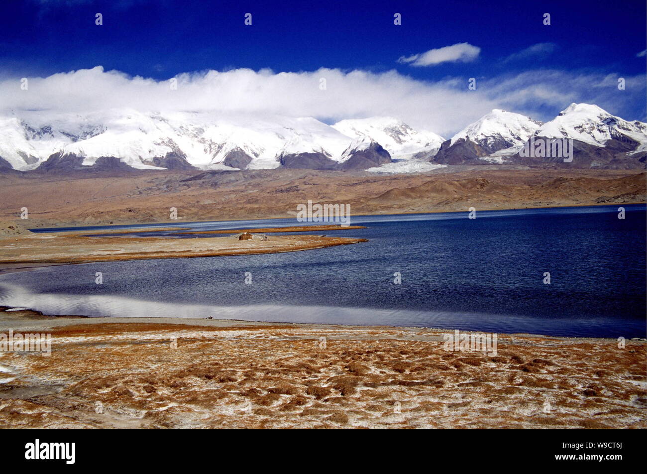 Paysage du plateau et les hautes montagnes à Tashkurgan comté autonome tadjik dans le nord-ouest de la Chine La région autonome du Xinjiang Uygur, octobre 2007. Banque D'Images