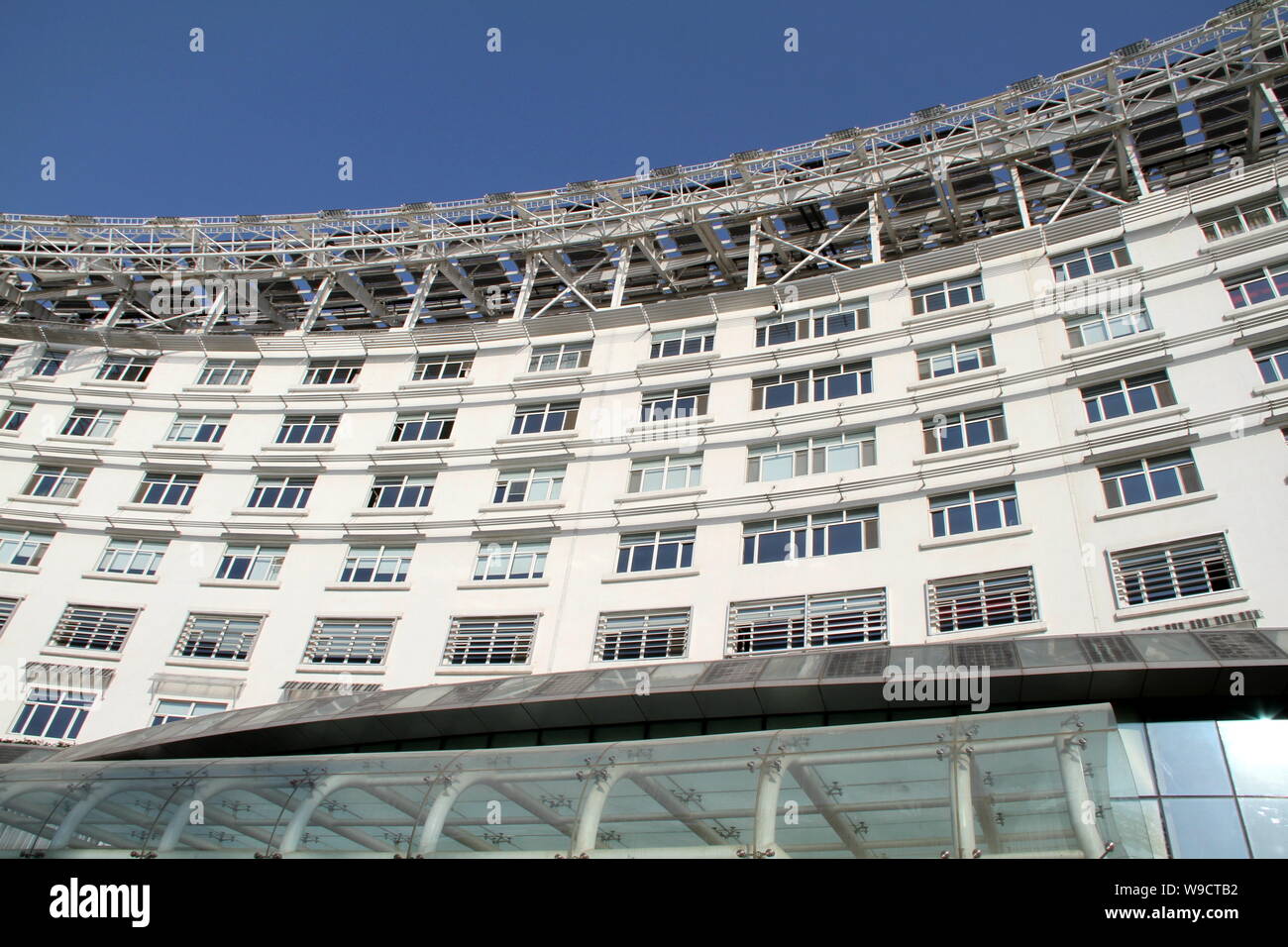 --FILE--Vue de l'hôtel particulier Soleil-lune, y compris la micro-vallée solaire E Hotel, dans la Chine Solar Valley, développé par Groupe Himin pour, la plus grande centrale solaire Banque D'Images