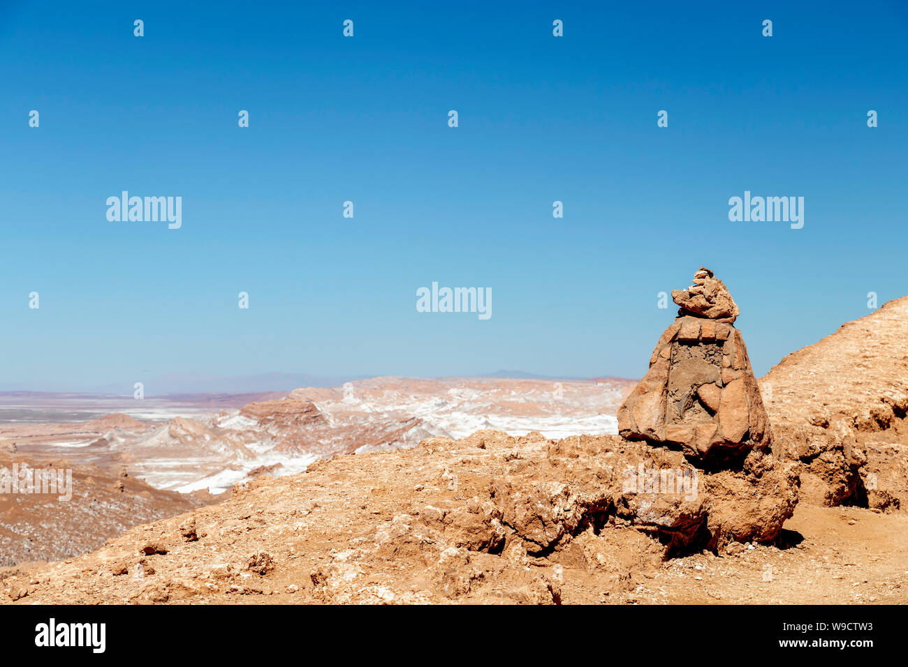 Paysage de désert d'Atacama au Chili : la vallée de la Lune (Valle de la Luna), formation géologique de la pierre et le sable situé dans la montagne de sel Banque D'Images
