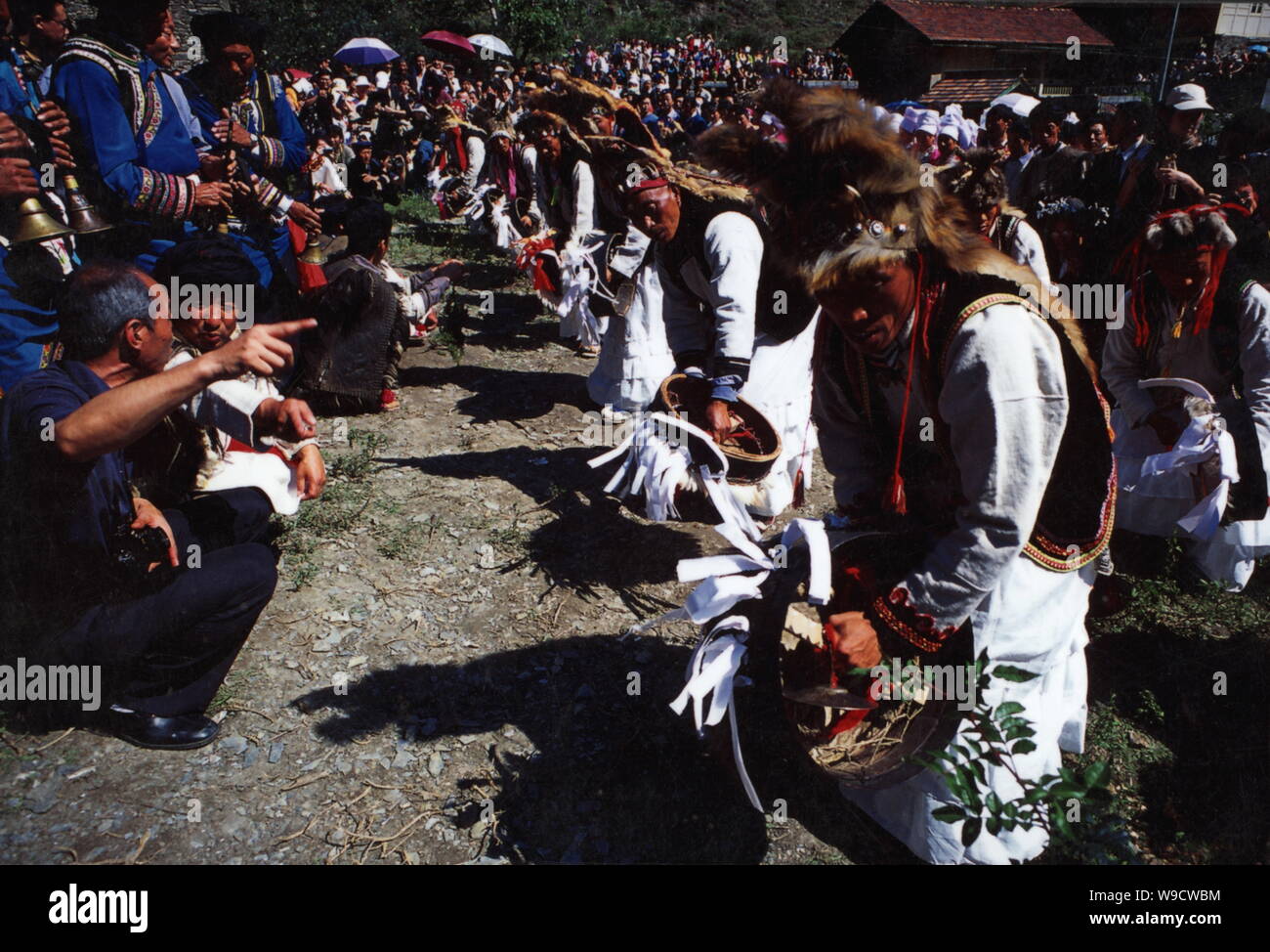 --FILE-- Qiang on danse pendant l'Mountain-Sacrifice Festival à un village dans le comté de Maoxian, sud-ouest de la province du Sichuan, Chine, 5 novembre 2002 Banque D'Images