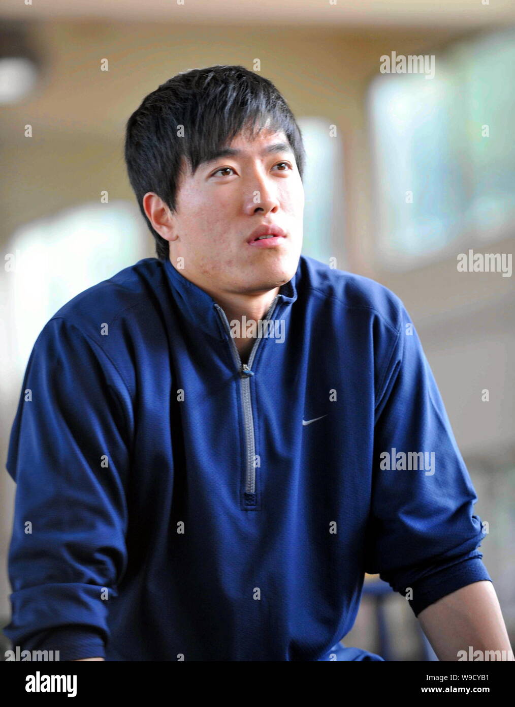 --FILE--star chinois spécialiste du 110 m haies Liu Xiang prend un repos pendant une session de formation à la base d'entraînement de Xinzhuang à Shanghai, Chine, le 10 mars 2009. Un C Banque D'Images