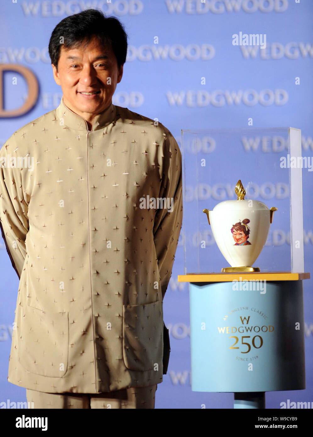Superstar kungfu Hong Kong Jackie Chan pose à côté d'un ware porcelaine à la cérémonie de lancement pour Little Big Soldier, le jeu en ligne éponyme de Jacki Banque D'Images Superstar kungfu Hong Kong Jackie Chan pose à côté d'un ware porcelaine à la cérémonie de lancement pour Little Big Soldier, le jeu en ligne éponyme de Jacki Banque D'Images