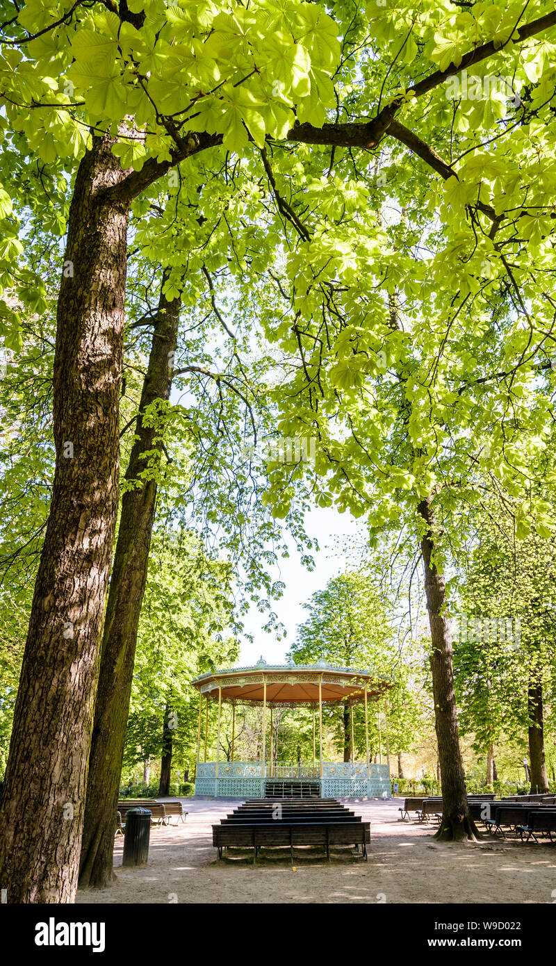 Le kiosque de style éclectique dans Parc de Bruxelles, Belgique, a été construit en 1841 par le célèbre architecte belge Jean-Pierre Cluysenaar. Banque D'Images