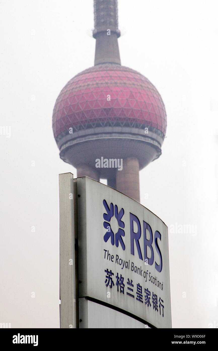 --FILE-- vue de la plaque du constructeur de la Royal Bank of Scotland (RBS), avec l'Oriental Pearl Tower vu dans l'arrière-plan, à Shanghai, Chine, décembre Banque D'Images